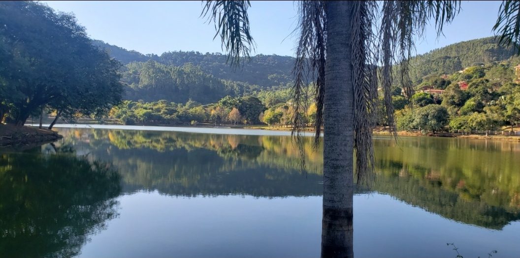 Vista de um dos lagos do Condomínio Capela do Barreiro, em Itatiba, com mata ao redor