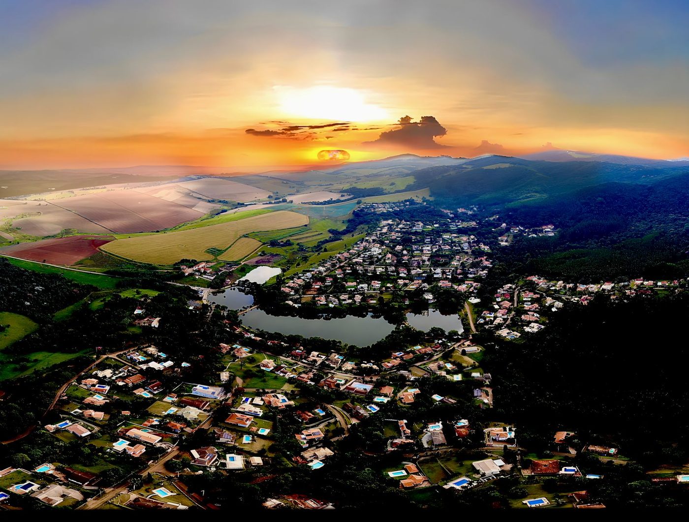 Vista aérea do Condomínio Capela do Barreiro entre a mata de Itatiba
